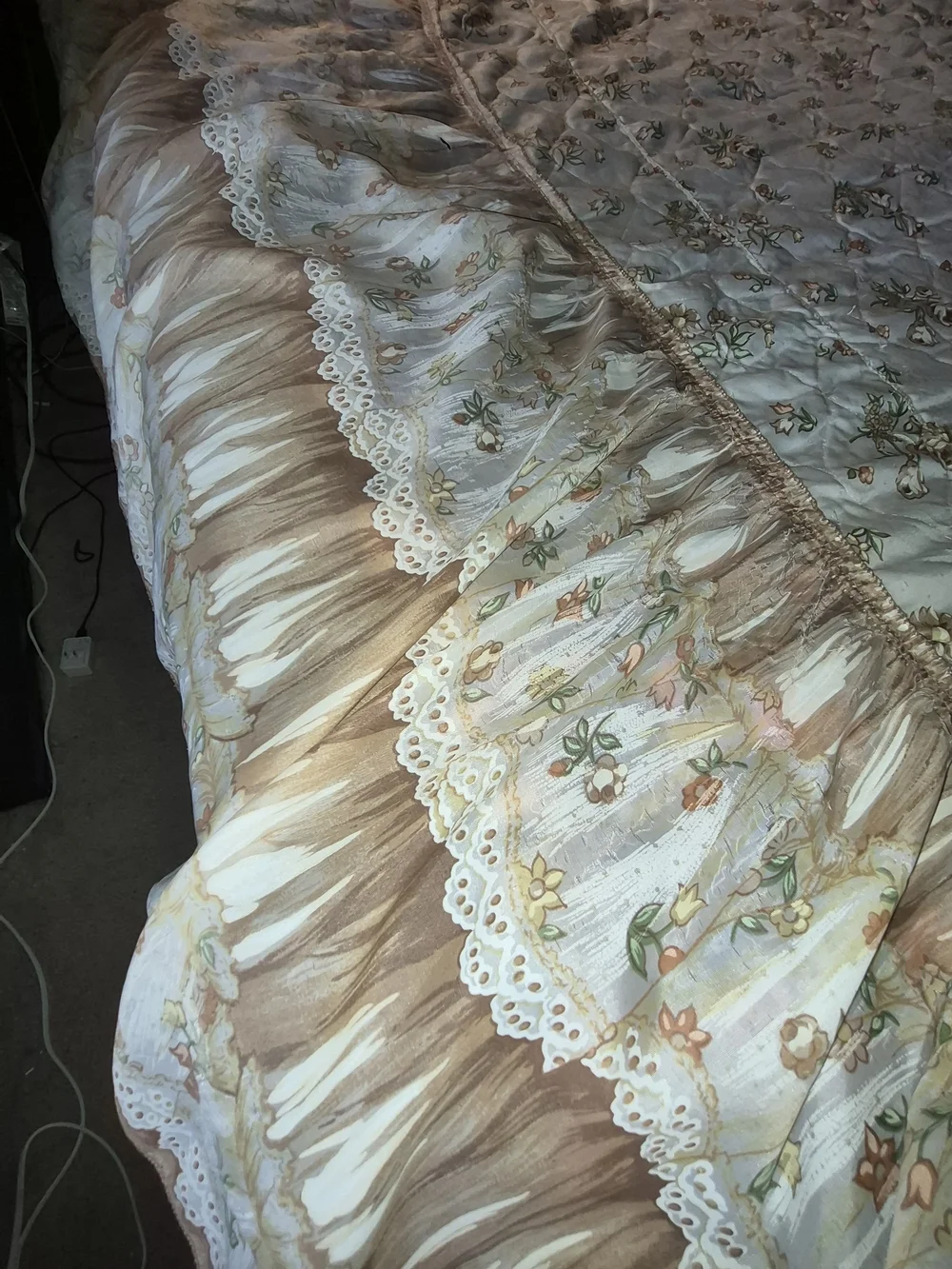 Vintage Floral Quilted Bedspread in Cream and Tan Twin Fake Ruffle
